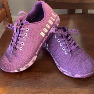 No bull sneakers- like new!